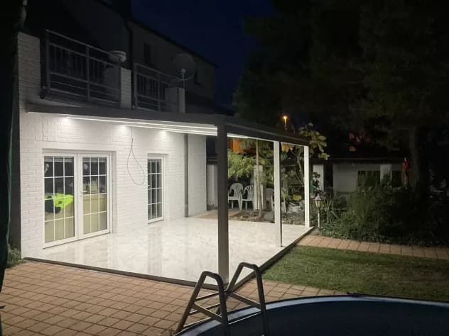 Pergola se šikmou střechou