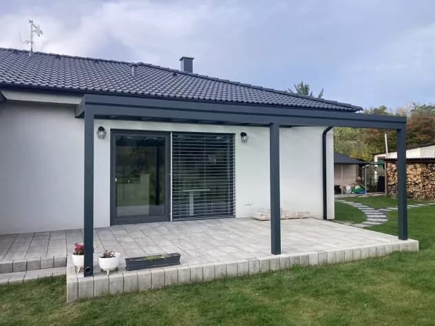 Pergola se šikmou střechou